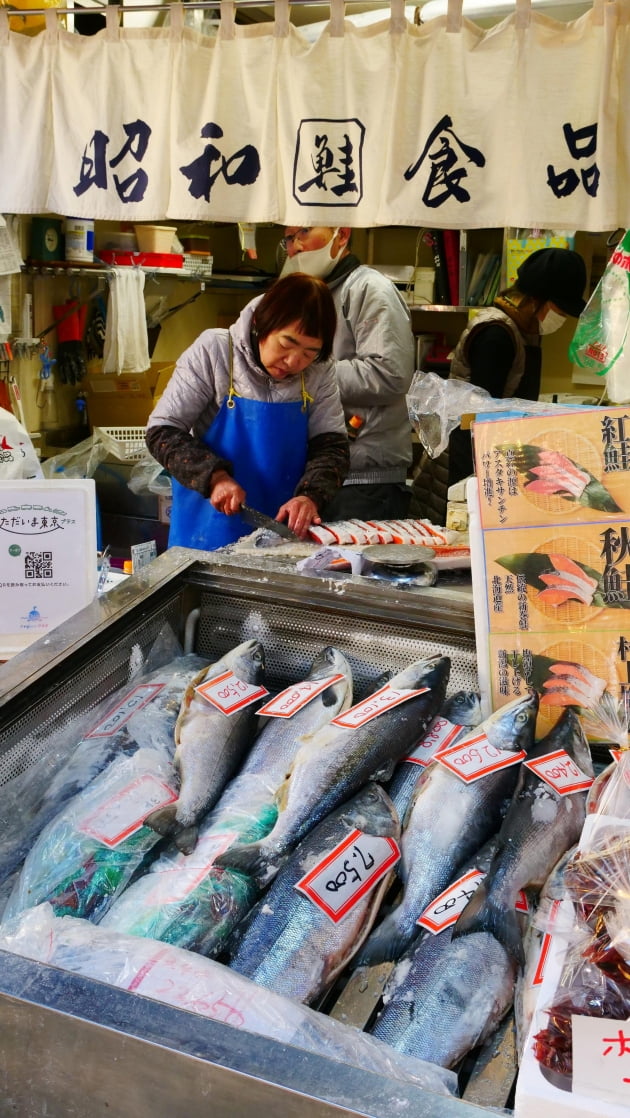 츠키지시장의 골목은 식당가 이외 식자재 등 쇼핑의 즐거움도 한몫 한다. / JAPAN NOW
