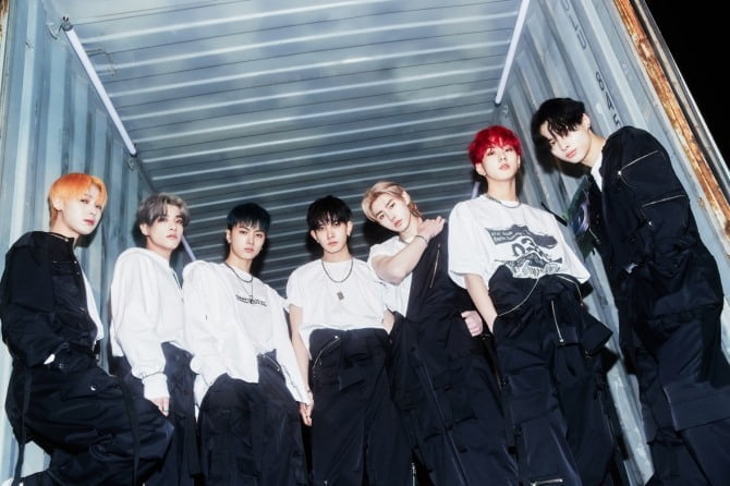 ENHYPEN, ‘2023 프라다 F/W 패션쇼’ 참여…해외 패션위크 최초 K-팝 보이그룹 전원 참석
