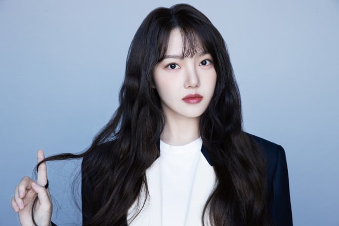 예린, ‘시크-러블리-성숙美’ NEW 프로필 공개…2023년 열일 행보 예고