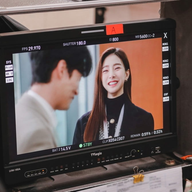 ‘삼남매가 용감하게’ 김소은, 환한 웃음으로 촬영장을 밝히는 러블리한 매력