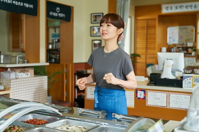 ‘일타 스캔들’ 이봉련, 전도연과 현실 찐친 케미…개성 가득 활약 ‘시선 집중’