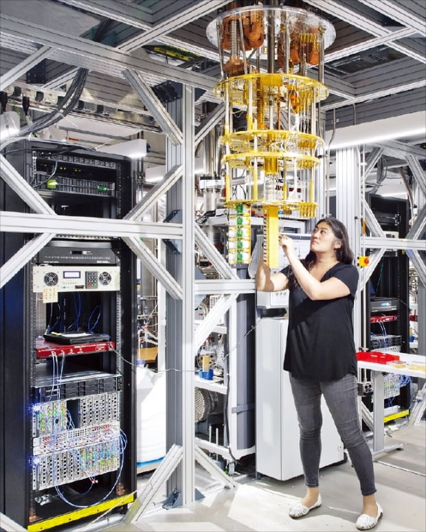 미국 뉴욕주 IBM 왓슨리서치센터에서 연구원이 최첨단 양자컴퓨터 이글의 127큐비트 퀀텀 프로세서 칩을 살펴보고 있다.  IBM 제공 