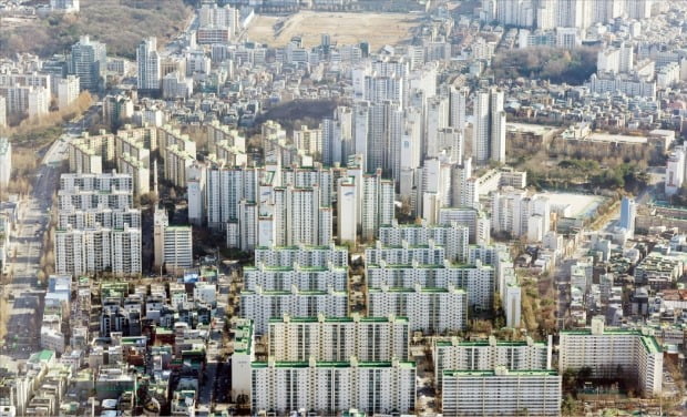 계묘년 새해 부동산시장 전망이 밝지만은 않다. 전문가들은 미국과 한국의 금리 인상이 일단락될 가능성이 높은 하반기께 아파트 가격 하락세가 둔화할 것으로 예상하고 있다. 단독주택과 기존 아파트, 새 아파트가 들어선 서울 강북의 모습.  한경DB 