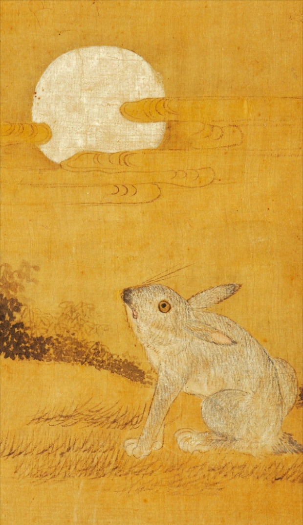 국립중앙박물관 상설전시실에 나와 있는 ‘둥근 달을 바라보는 토끼’. 두 귀를 쫑긋 세운 토끼가 하늘에 떠 있는 둥근 달을 바라보고 있다.  국립중앙박물관 제공 