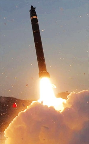 북한은 지난해 마지막 날과 1일 각각 초대형방사포 세 발과 한 발을 발사했다며 발사 장면을 공개했다.  연합뉴스 
 