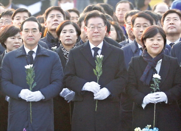 이재명 대표를 비롯한 더불어민주당 지도부가 1일 경남 김해 봉하마을을 찾아 노무현 전 대통령 묘역을 참배하고 있다. 앞줄 왼쪽부터 박홍근 원내대표, 이 대표, 서영교 최고위원.   연합뉴스 