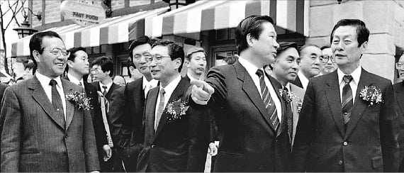 1990년 3월 24일 서울 잠실 롯데월드 매직아일랜드 개관식에서 신격호 롯데 회장(앞줄 맨 오른쪽)이 김대중 당시 평화민주당 총재(오른쪽 두 번째), 김종필 민주자유당 최고위원(맨 왼쪽) 등과 함께 행사장을 둘러보고 있다.  롯데그룹  