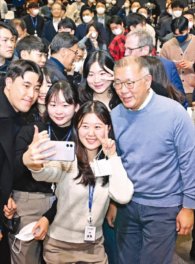 < 직원들과 셀카 > 정의선 현대자동차그룹 회장이 3일 경기 화성시 남양연구소에서 열린 신년회에 참석한 뒤 직원들과 함께 사진을 찍고 있다.  현대차그룹  제공 