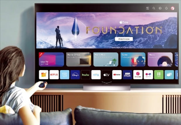 LG전자 모델이 독자 TV 운영체제인 ‘웹OS 23’을 적용한 올레드 에보 신제품을 소개하고 있다.    LG전자  제공 