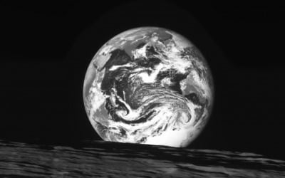  다누리가 달 상공에서 촬영한 지구