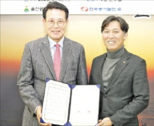 이순걸 울주군수(왼쪽)가 김영문 동서발전 사장과 폐목재 자원화 협약을 체결하고 있다. /울주군 제공 