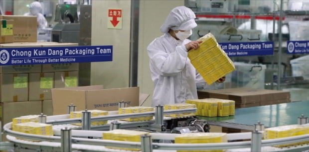 종근당 직원이 5일 충남 천안공장 생산라인에서 해열제 펜잘 제품 포장 상태를 점검하고 있다.  /연합뉴스 