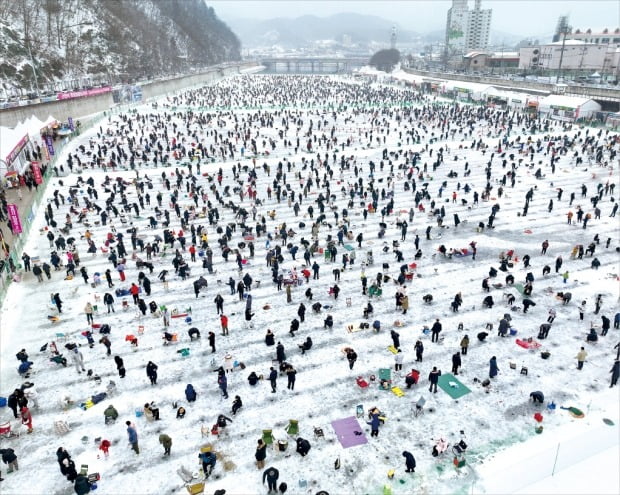 [포토] 그토록 기다렸던 손맛…3년 만에 열린 화천산천어축제