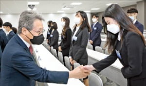 최재영 영진전문대 총장(왼쪽)이 일본에 취업한 졸업생들을 격려하고 있다.  영진전문대 제공 