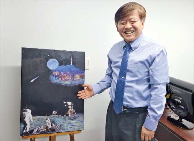 김교식 월드아트엑스포(WAE) 조직위원장이 9일 서울 수송동에 있는 사무실에서 자신이 그린 그림을 소개하고 있다.  이선아  기자 