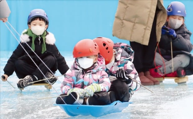 [포토] 썰매타고 씽씽~   