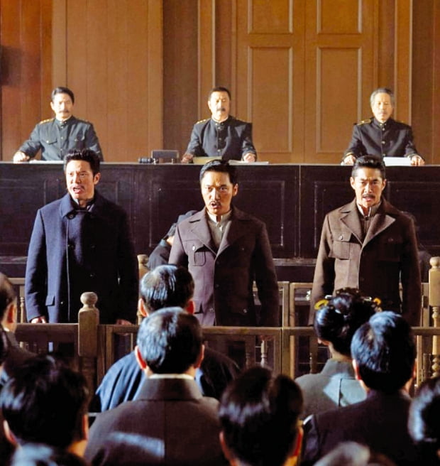  영화 ‘영웅’ 중 안중근 의사가 일본 법정에서 사형 판결을 받는 장면. 