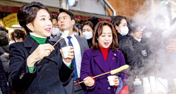 [포토] 홀로 대구 찾은 김건희 여사 급식 봉사 후 서문시장 방문 