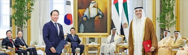 최태원 SK그룹 회장이 15일 UAE 아부다비 대통령궁에서 국부펀드인 무바달라와 자발적 탄소시장(VCM) 파트너십 구축을 위한 양해각서(MOU)를 체결한 뒤 기념촬영을 하고 있다. 체결식은 윤석열 대통령과 무함마드 빈 자이드 알나흐얀 대통령이 지켜보는 가운데 이뤄졌다.  아부다비=김범준  기자 