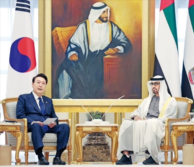 아랍에미리트(UAE)를 국빈 방문 중인 윤석열 대통령이 15일 아부다비 대통령궁에서 무함마드 빈 자이드 알나흐얀 UAE 대통령과 확대회담을 하고 있다. 아부다비=김범준  기자 