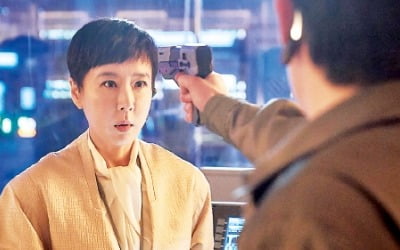 [영화 리뷰] 넷플릭스 '정이', 강수연의 'SF 유작'…시작은 창대했으나 뒷심은 미약