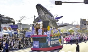 지난해 10월 울산 장생포 고래문화특구 거리에서 펼쳐진 고래축제 퍼레이드.  울산 남구 제공 