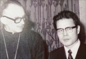 1974년 이어령(오른쪽) 문학사상 주간의 초청으로 방한한 ＜25시＞의 작가 게오르규.
 