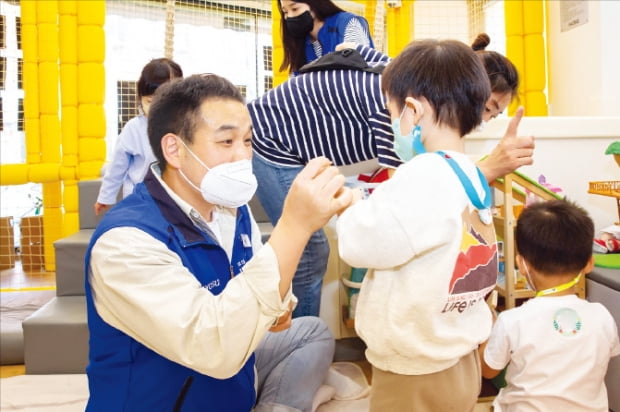 효성나눔봉사단이 서울시 관악구 장군봉길의 구립장군봉어린이집 장애 원아와 함께 다양한 놀이활동을 진행하고 있다.  효성 제공
 