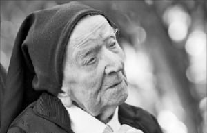 세계 최고령 佛 앙드레 수녀 118세로 영면…"미워하지말고 서로 돕고 사랑하면 장수"