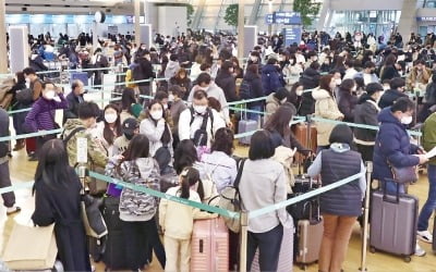  설 연휴는 해외서…북적이는 인천공항