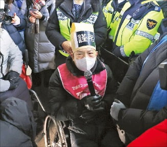 전장연 회원들이 20일 서울지하철 4호선 오이도역에서 탑승 시위를 시도하다가 경찰과 대치하고 있다. /뉴스1 