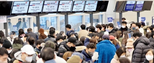 [포토] 폭설·강풍에 제주공항 ‘올스톱’…귀경길 발 묶였다 