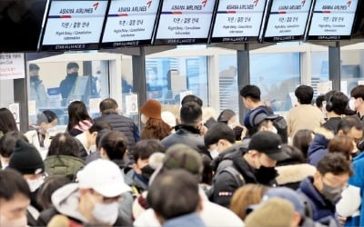  폭설·강풍에 제주공항 ‘올스톱’…귀경길 발 묶였다