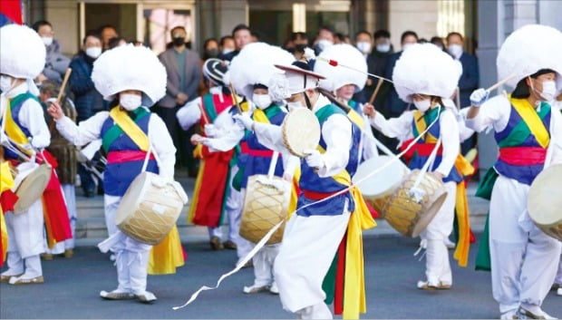 [포토] “악귀야 물렀거라” 만사형통 비는 지신밟기