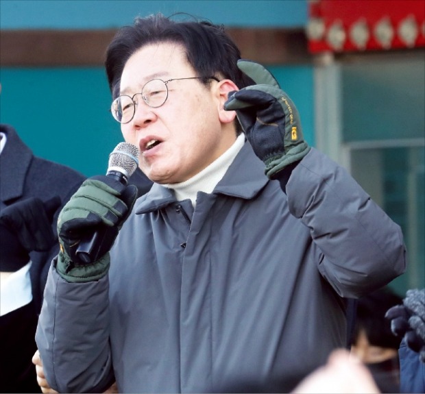 이재명 더불어민주당 대표가 검찰 출석을 하루 앞둔 27일 전북 군산공설시장에서 연설하고 있다.  /연합뉴스 