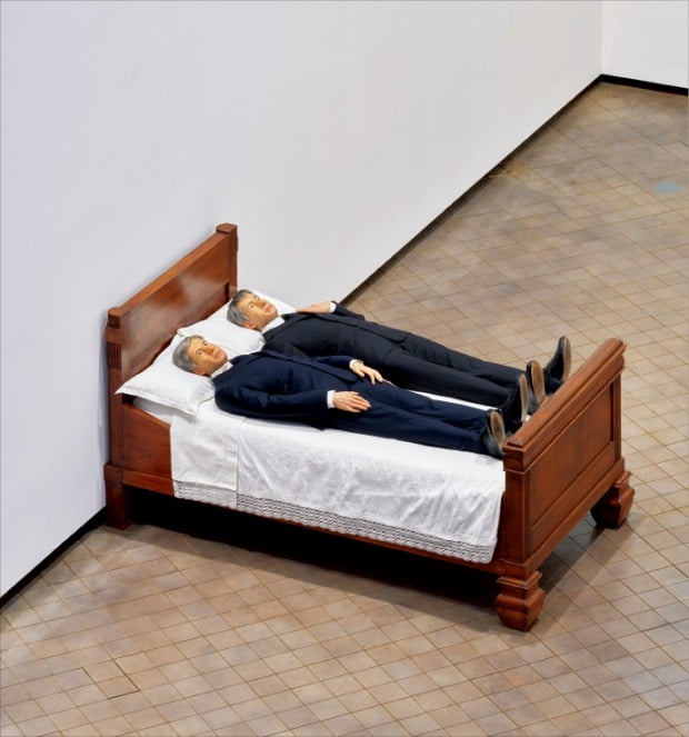 리움미술관에 전시된 마우리치오 카텔란의 ‘우리(2010)’  /리움미술관 제공 