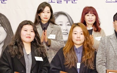 2023 한경 신춘문예 시상식 "당선 전화, 계속 쓰라는 격려…글 쓸 용기 잃지 않겠다"