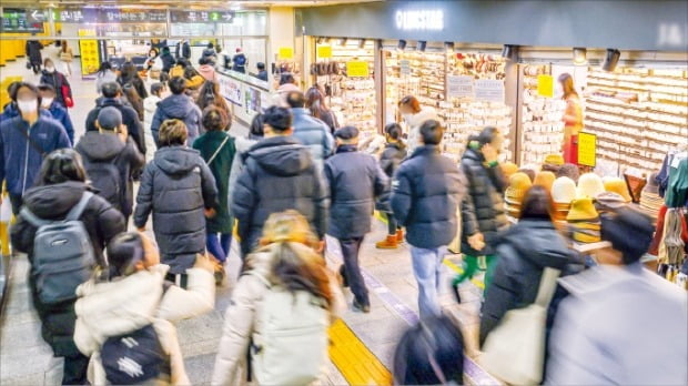 공실률이 2020년 69%에서 지난해 0%로 떨어진 서울 지하철 2·4호선 동대문역사문화공원역 상가가 30일 사람들로 붐비고 있다. /최혁 기자 