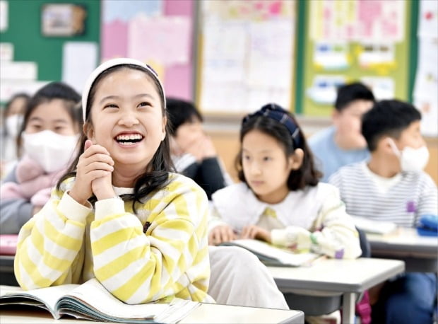 [포토] 마스크 해제 첫날, 반은 쓰고 반은 벗었다