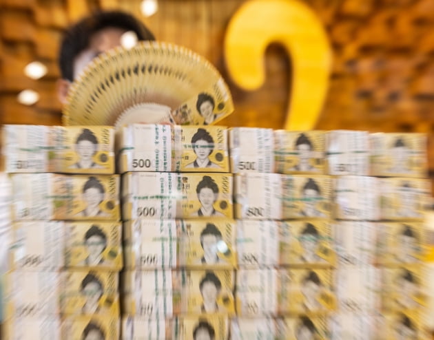 사진은 서울 중구 하나은행 본점 위변조대응센터에서 관계자가 지폐를 정리하는 모습./ 연합뉴스