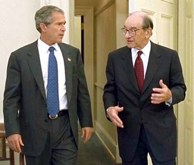 기준금리 인하로 2008 금융위기의 시발이 된 조지W부시 미국대통령과 앨런 그린스펀 Fed 의장. 사진=한국경제 DB