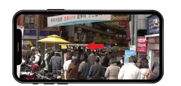 서울 종로구 광장 시장 내 ‘총각네 붕어빵’을 찾은 사람들이 붕어빵을 사기 위해 줄을 서서 기다리고 있는 모습. 사진=유뷰트 ‘푸디트립’ 방송 캡쳐