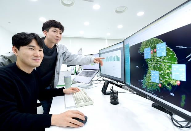 자체 데이터로 만든 지도를 보고 있는 한국그린데이터 직원들.사진=김기남 기자