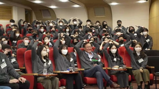 김준 SK이노베이션 부회장(앞줄 왼쪽에서 3번째)이 1월 17일 서울 종로구 SK서린빌딩에서 열린 ‘신입사원과의 대화’를 마무리하고 신입사원들과 기념촬영을 하고 있다. 사진=SK이노베이션 제공