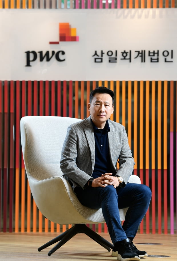 스티븐 강 리더는...
스티븐 강(강찬영) 리더는 PwC 네트워크의 한국 회원사인 삼일회계법인의 파트너이자, ESG 플랫폼 리더로서 기업의 ESG 운영 전략 수립, 공시, 넷제로 로드맵 구축 등에 대한 솔루션을 제공하고 있다. 사진=김기남 기자