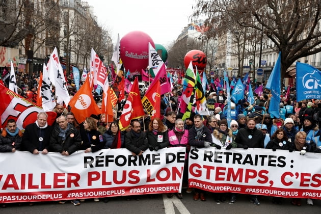 에마뉘엘 마크롱 프랑스 대통령이 연금 개혁안을 밀어붙이자 프랑스 주요 8개 노동조합은 12년 만에 연합 파업을 선언했다. 사진은 1월 19일(현지시간) 프랑스 노동총동맹(CGT) 등이 현수막을 들고 파리 거리를 행진하고 있는 모습. 사진=로이터연합뉴스