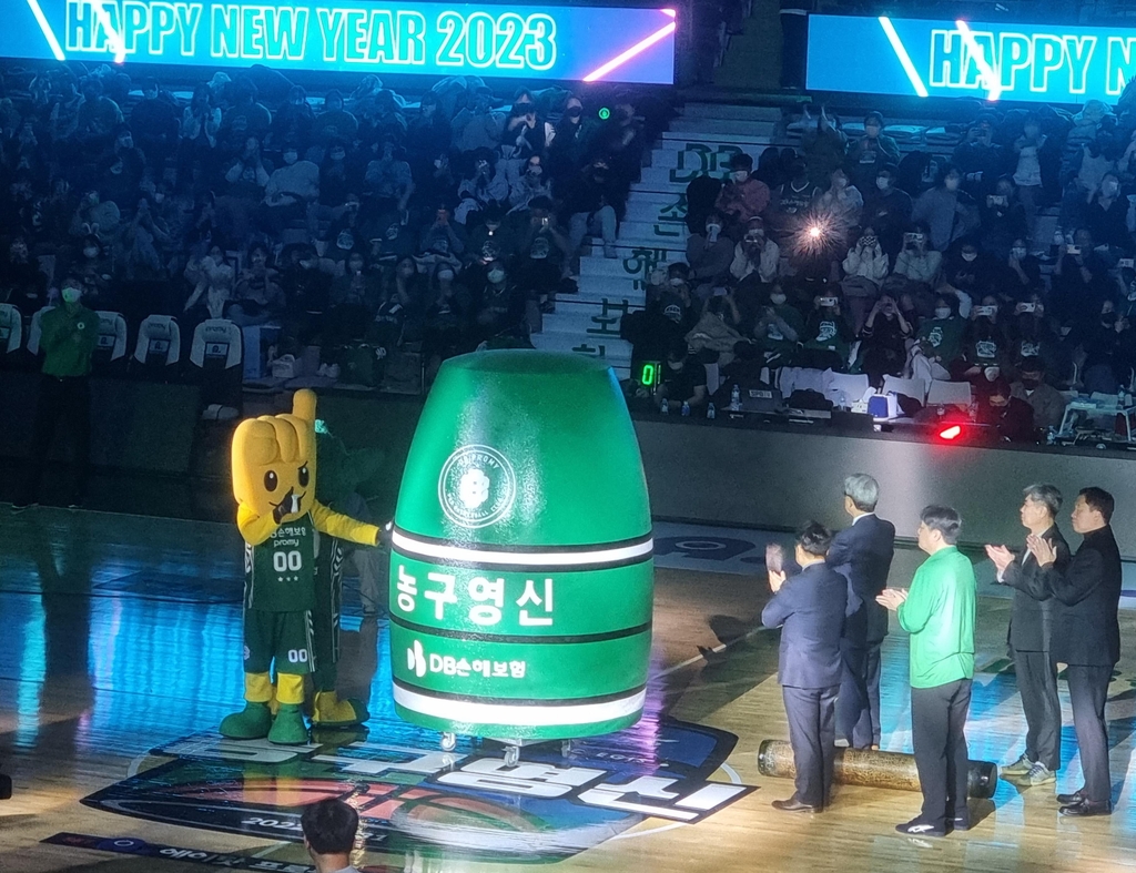 3년 만에 돌아온 '농구영신'…4천여 관중 함성으로 가득찬 원주