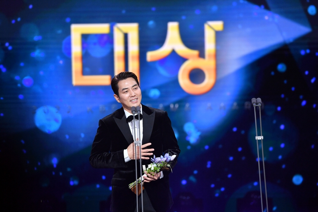 Joo Sang-wook and Lee Seung-gi jointly received the KBS Drama Awards...