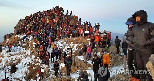 "계묘년 첫해 솟았다"…지리산 천왕봉·남해 앞바다 선상 해맞이