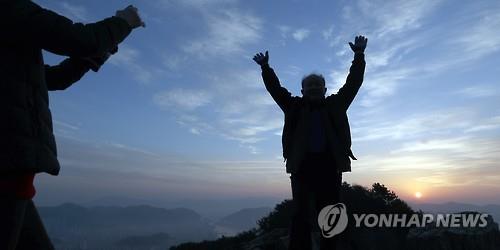 "계묘년 첫해 솟았다"…지리산 천왕봉·남해 앞바다 선상 해맞이